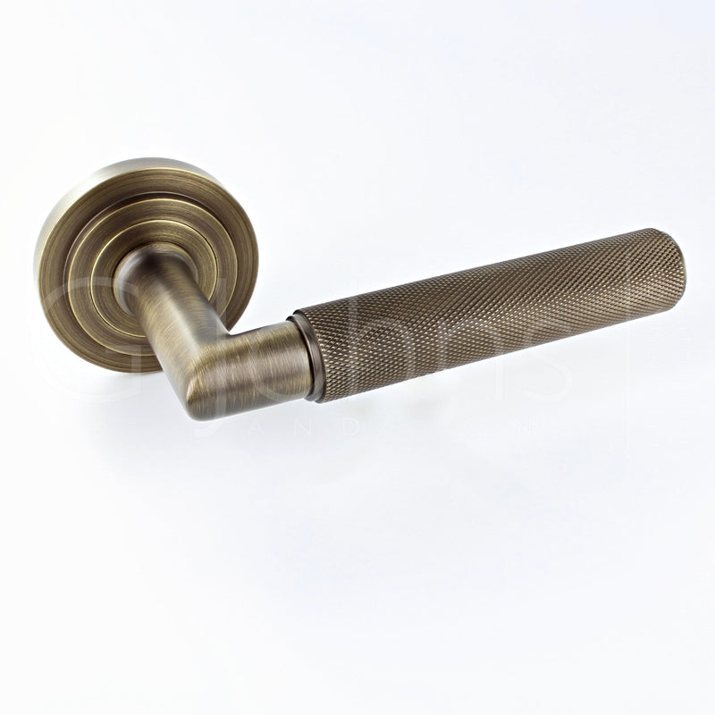knurled-pattern-lever-handles-with-stepped-round-rose-antique-brass