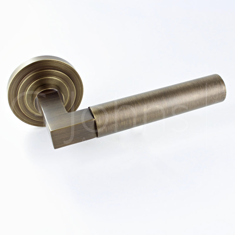 tubular-pattern-lever-handles-with-stepped-round-rose-antique-brass