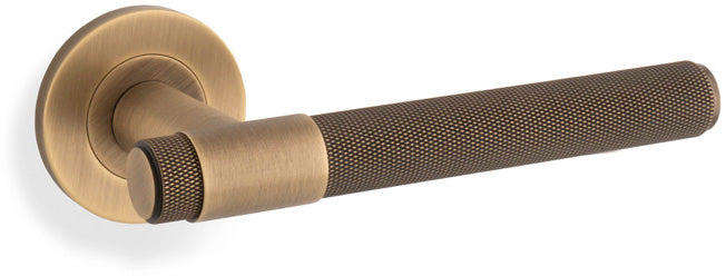 Kingstone Knurled Lever Handle On Concealed Fix Low Profile Round Rose - Antique Brass