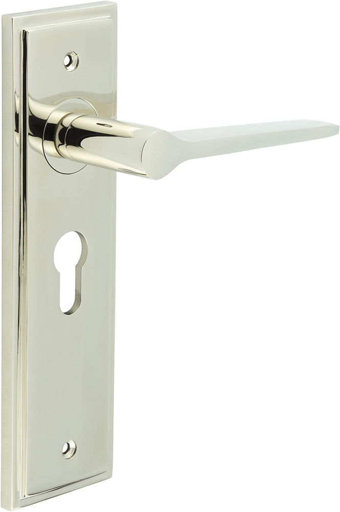 Tappered Pattern Lever Handle On A Large Rectangular Backplate - Polished Nickel