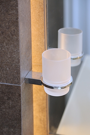 guest-bathroom-chrome-accessories