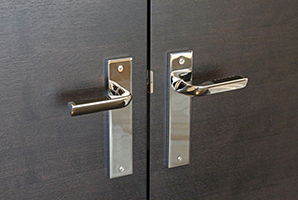 bespoke-black-croc-levers